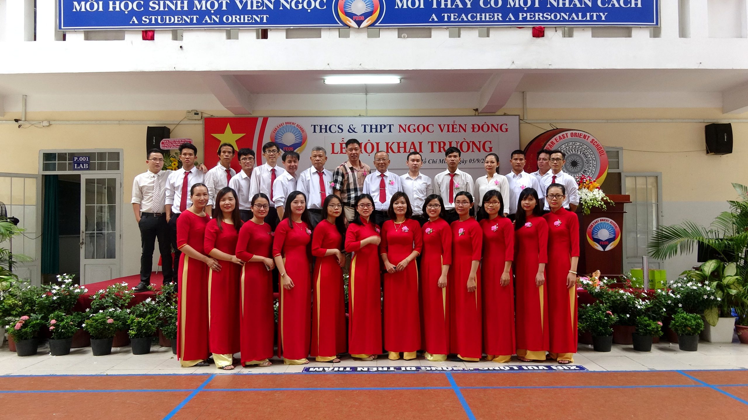 Đội ngũ CNV - GV toàn trường THCS và THPT Ngọc Viễn Đông