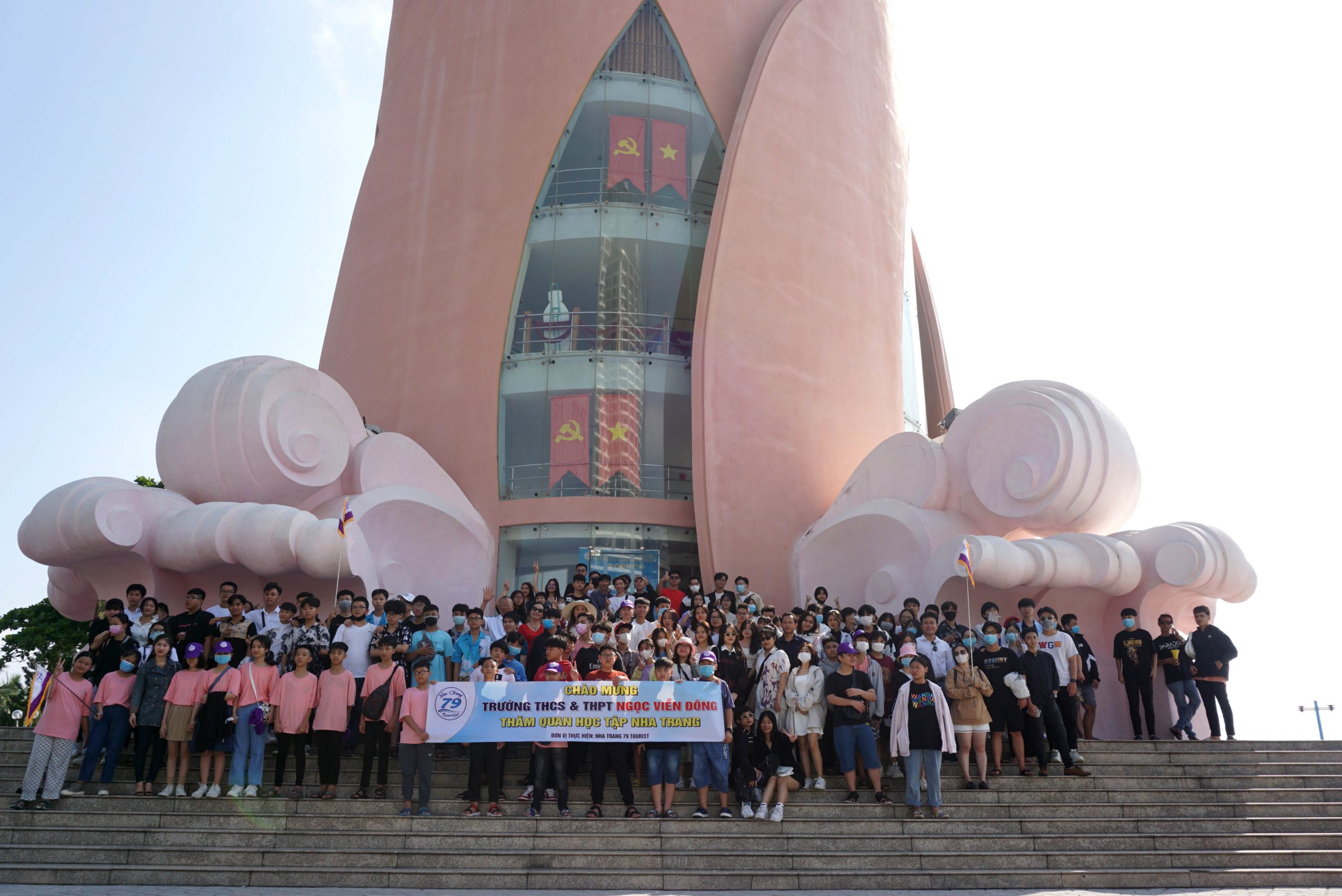 Toàn trường Ngọc Viễn Đông chụp hình lưu niệm tại Quảng trường 2 tháng 4 tại Nha Trang